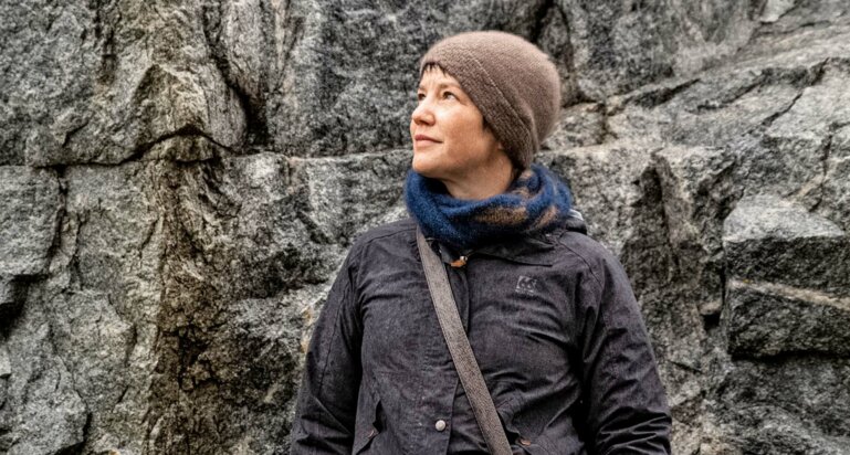Roswitha Strothenke Die Schweizer Geologin Eva Mätzler ist auf die Überwachung und das Verständnis der Dynamik von Oberflächenprozessen in der Arktis spezialisiert. Sie beschäftigt sich mit Naturgefahren, insbesondere Bergstürzen in Grönland. Seit 2020 ist sie dort Beraterin der Regierung und Teil des Forschungsrats.