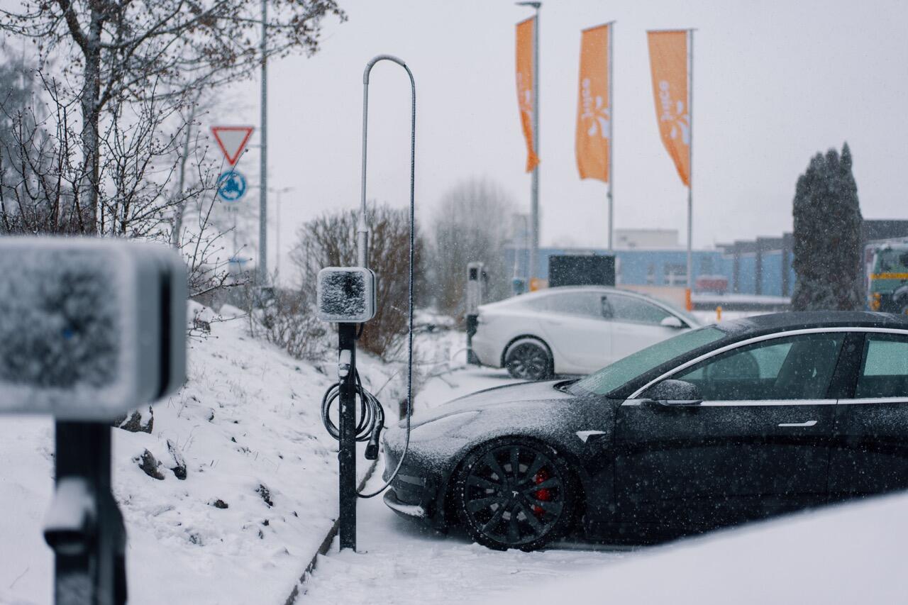 Parkplatz mit dem neuen Kabelmanagement.