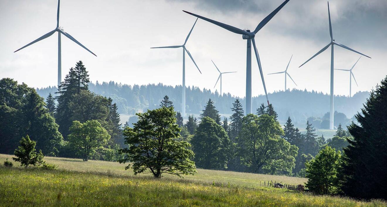 iStock / Hanspeter Jost Wie hier beim Windpark auf dem Mont Soleil bieten nicht nur die Alpen, sondern vor allem auch die Jurahöhen ideale Bedingungen für Windenergie.