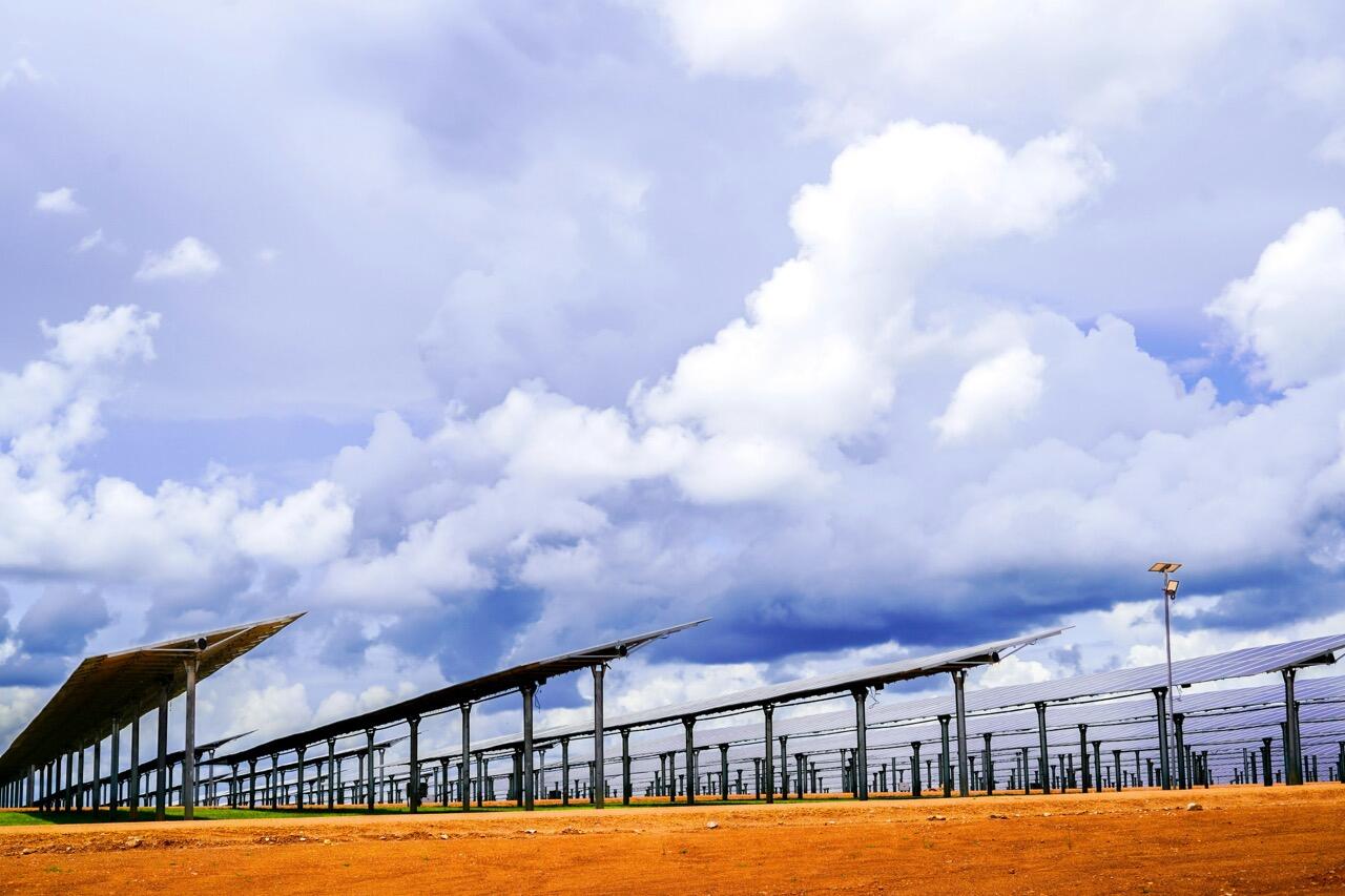 Solaranlage im Ausland unter wolkenverhangenem Himmel.