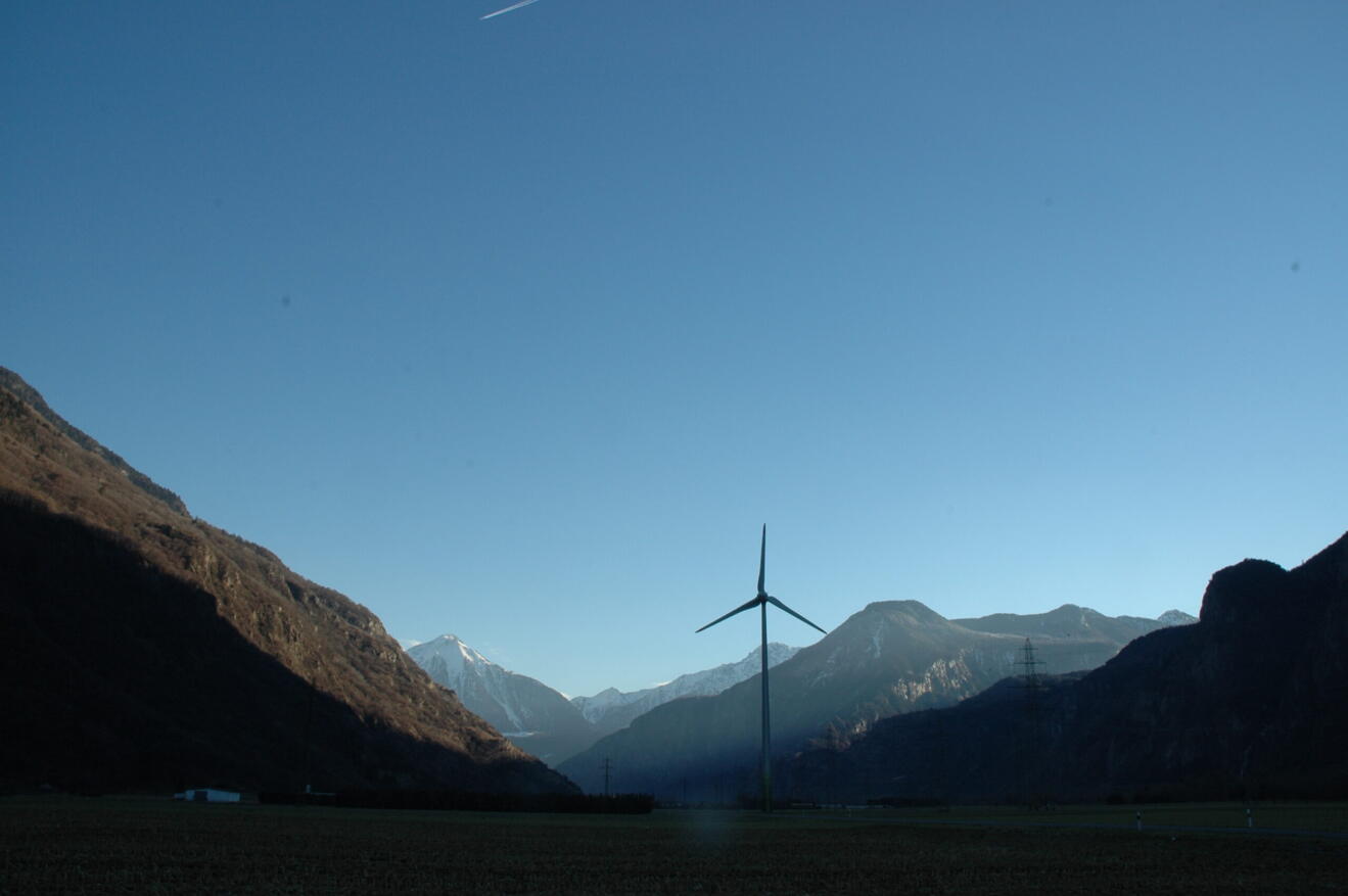 Windrad in Alpenpanorama