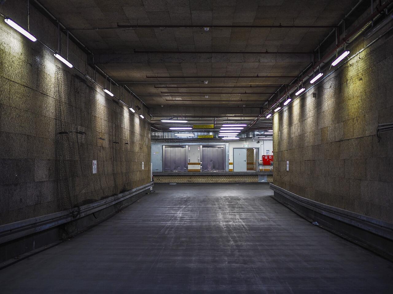 Leere Tiefgarage in der Nacht.