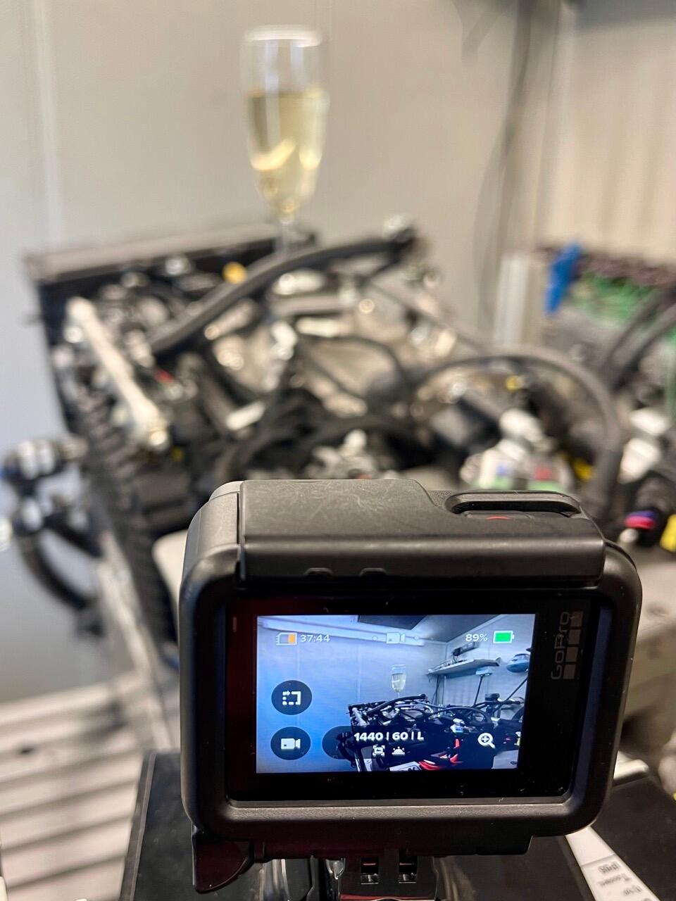 Neuer Minimotor mit Champagnerglas.