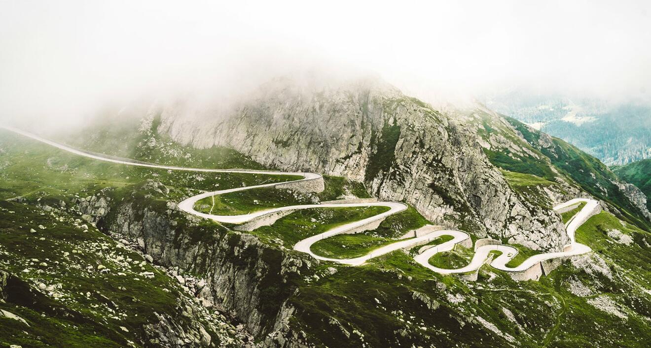 iStock Die Strasse im Val Tremola auf der Südseite des Gotthard – einer der eindrücklichsten historischen Verkehrswege der Schweiz.