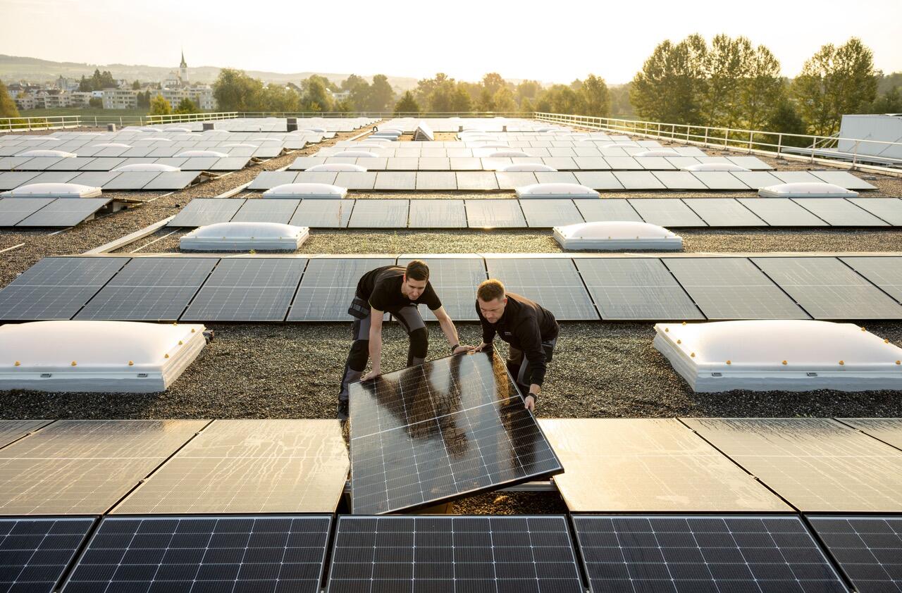 Solarteure verlegen Solarpanels