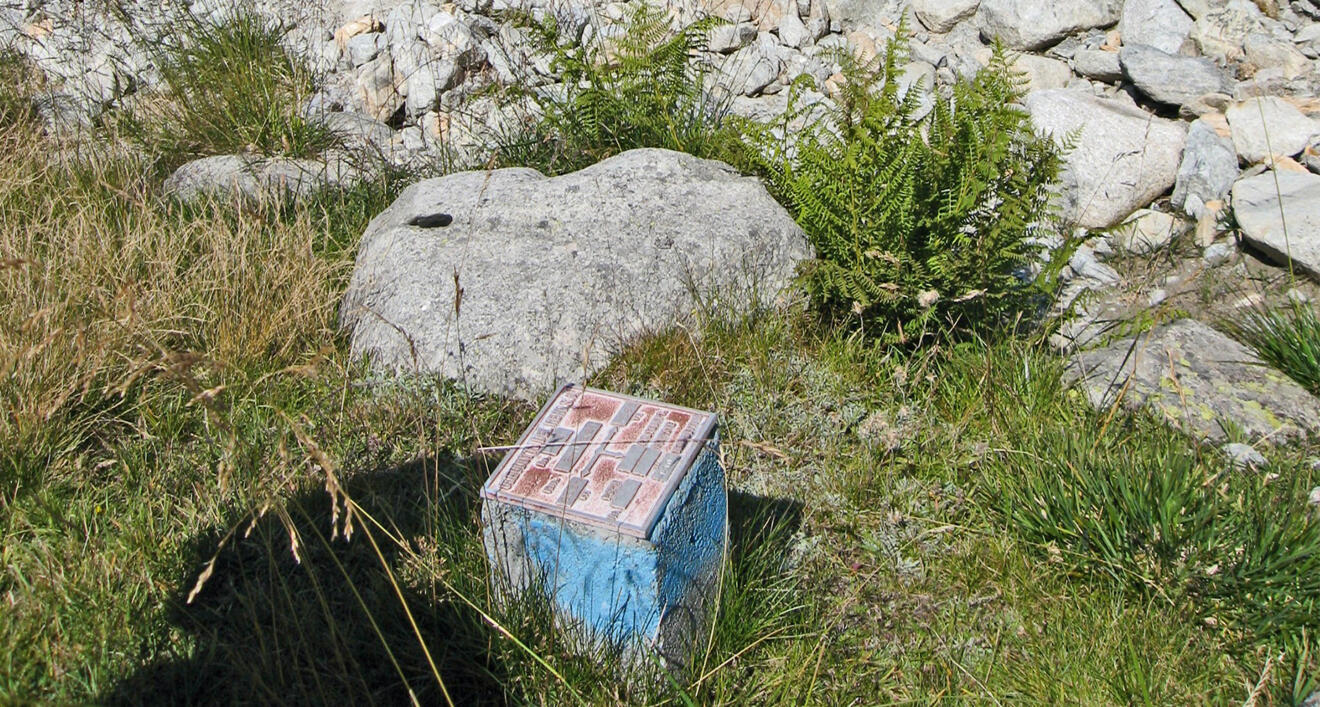 zVg Greenconnector Auf der Schweizer Seite des Splügenpasses ist der Verlauf der Ölpipeline mit kleinen Betonpfosten und Gussplaketten markiert, aber sonst weitgehend unsichtbar. So wird es auch bleiben.