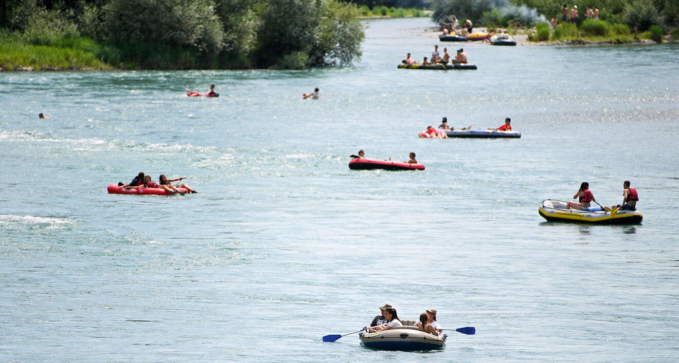 Keystone-SDA, Manuel Lopez Die Schweiz lässt sich treiben auf der Aare, hier bei Rubigen. Aber auch der Abschnitt zwischen Biel und Solothurn ist beliebt bei Gummiboot-Fans.