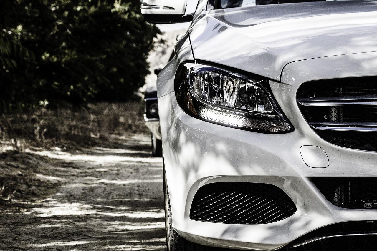 Front Mercedes auf einem Waldweg.