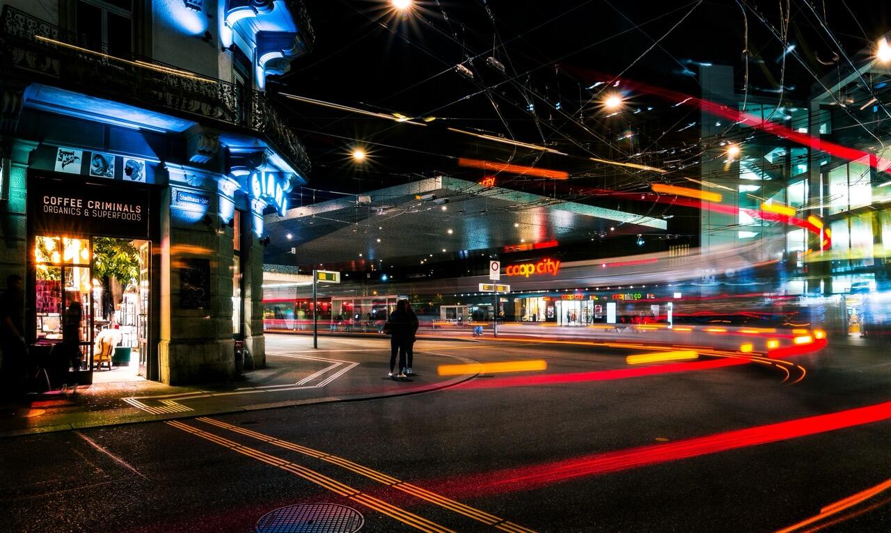 Winterthurs HB bei Nacht.