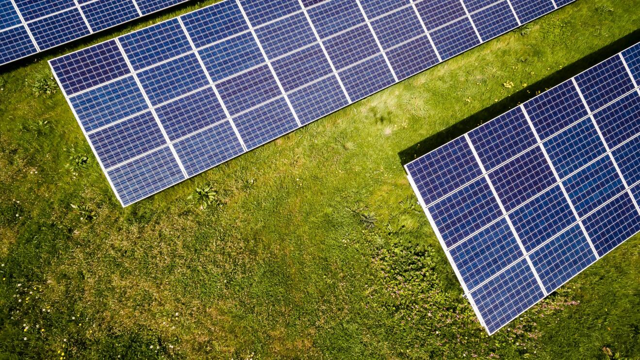 Solarpanels auf Rasen, von oben fotografiert.