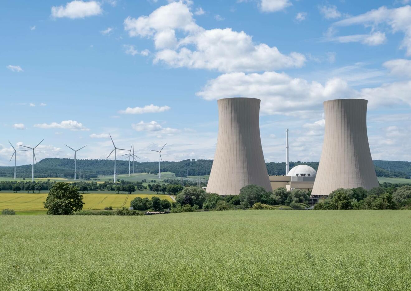 Atommeiler vor Windpark.