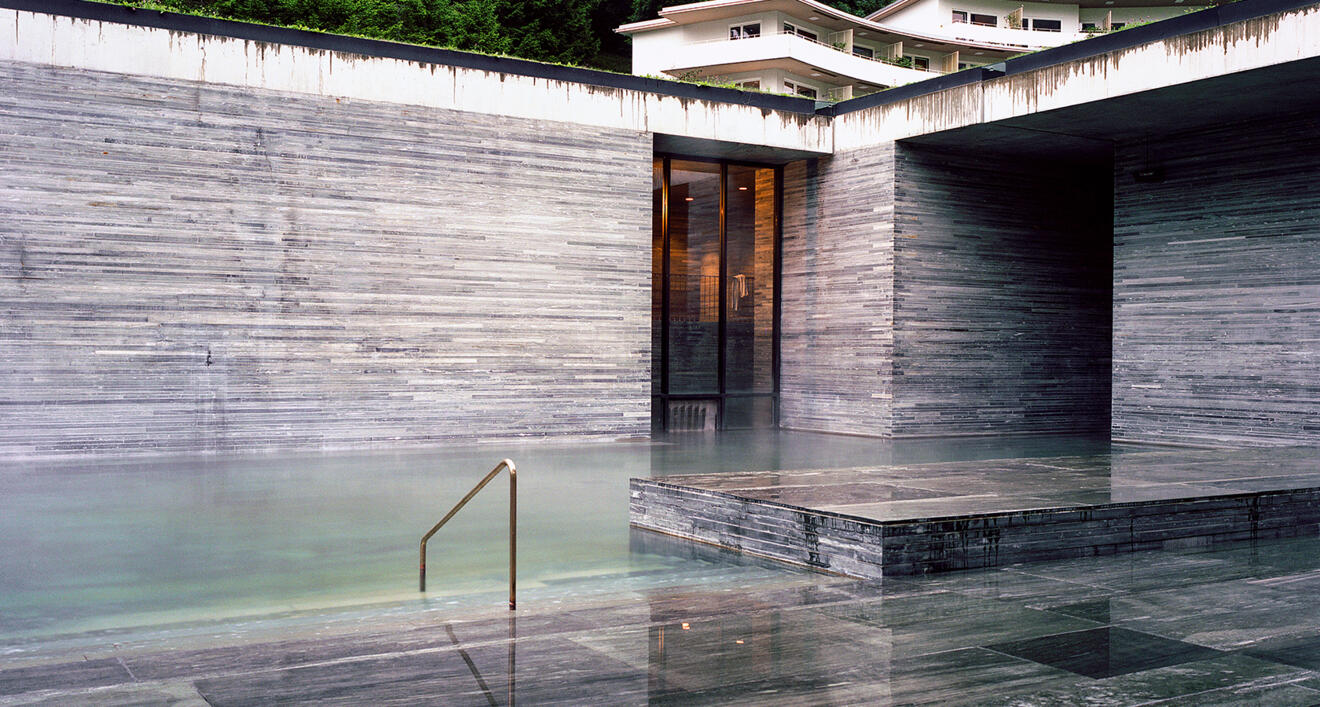 Alamy / Richard Semik / Felix Friedmann / iStock Die mitt­ler­weile unter Denk­mal­schutz stehende Felsen­therme von Archi­tekt Peter Zumthor in Vals ist be­rühmt für die Ver­wen­dung von lokalem Quarzit. Der Stein wurde früher ledi­glich zu Bahn­schotter verarbeitet.