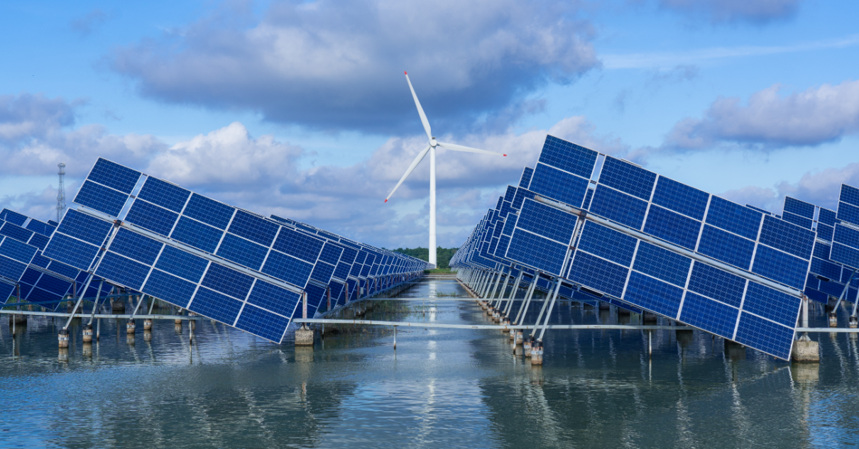 Windrad und Photovoltaik auf einem Bild.