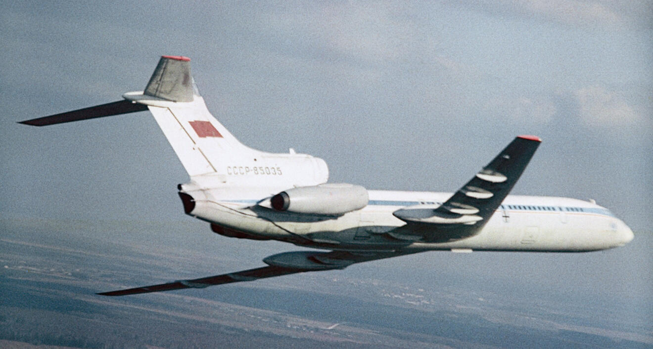 Alamy Das Experimental­flug­zeug Tupolev Tu - 155 Ende der 1980er Jah­re bei einem Test­flug. Es entsprach der Tupolev Tu - 154, mit einigen wenigen Än­de­rungen, etwa dem Hörnchen auf dem Leit­werk um Gas abzu­lassen oder den als Aus­buchtungen am Rumpf sicht­baren, aussen­liegenden Gas- und Messleitungen.