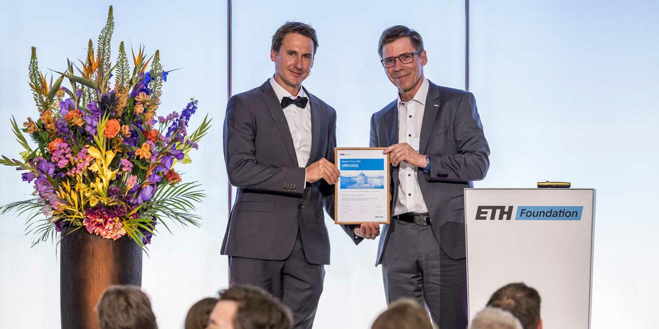 Florian Dörfler (links) erhält den Preis von ETH-Direktor Mesot.