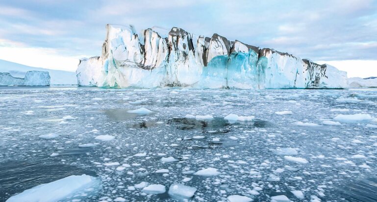 Roswitha Strothenke Und weg ist das Eis: Das schwindende Inlandeis kann Bodenschätze zum Vorschein bringen, das schmelzende Gletschereis hebt den Meeresspiegel an.