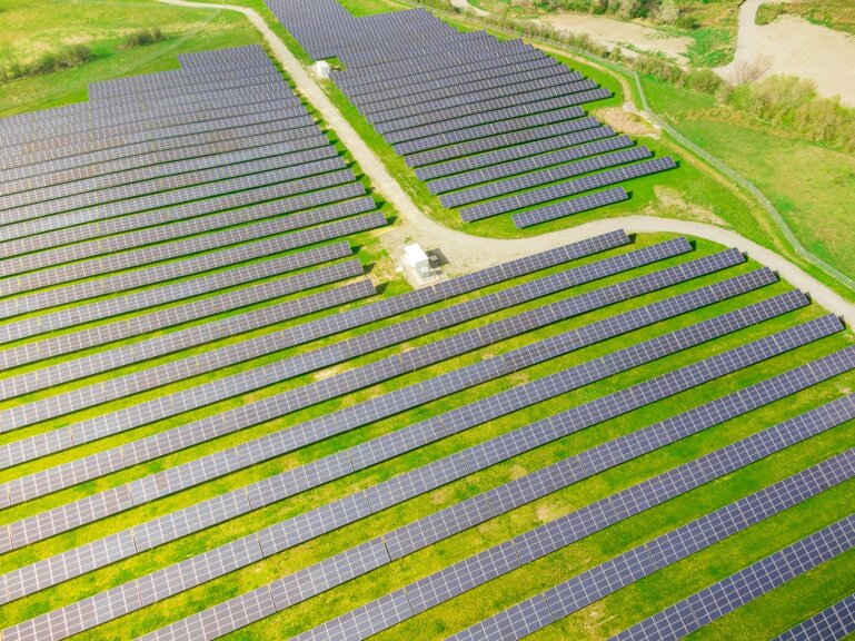 Solarpanel auf der Wiese