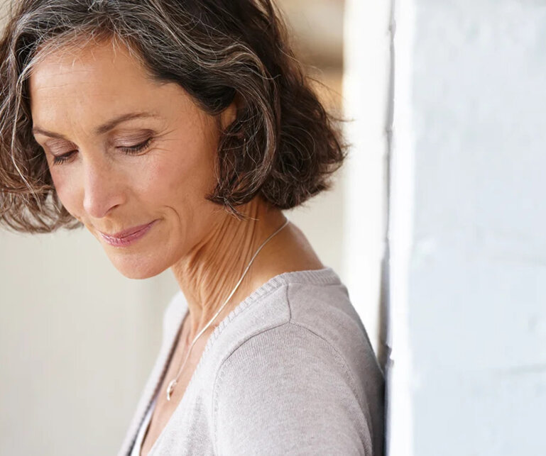 iStock Wandheizungen werden grundsätzlich als angenehmer empfunden, weil sie die Wärme ungefähr in Hüfthöhe abstrahlen, wo alle lebenswichtigen Organe sind. Darum mögen wir es so, uns an einen warmen Ofen oder an eine warme Wand anzulehnen.