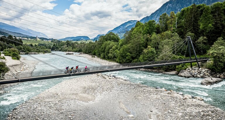 flimslaax.com Wald und Dörfer wechseln sich ab. Die einfache «Drei-Seen-Route» führt durch den Flimser Wald und entlang der Rheinschlucht. Velofahrer können hier den Vorderrhein auf der spektakulären neuen Hängebrücke «Punt Ruinaulta» überqueren.