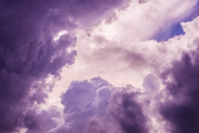 Blick in den Himmel mit vielen Wolken.