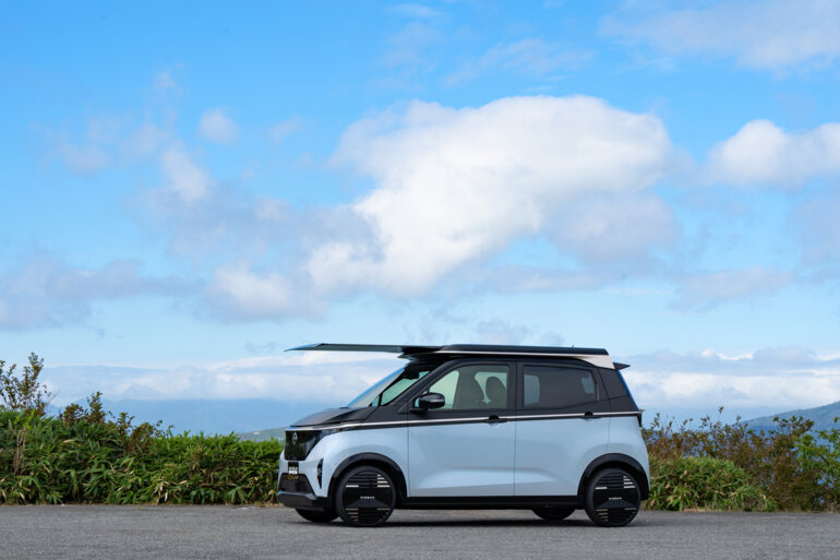 Nissan Sakura mit Solardach.