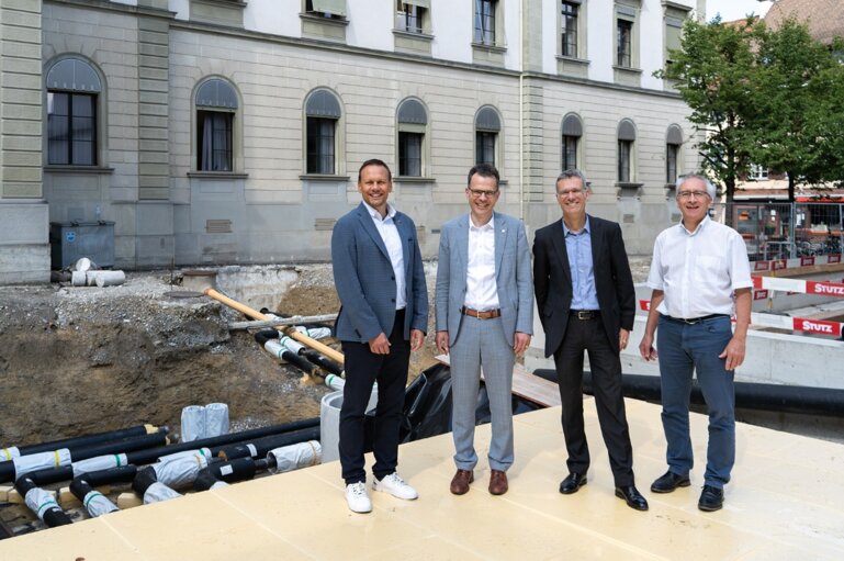 Vier Protagonisten von Kanton, Stadt und Thurplus vor einem offenen Graben.
