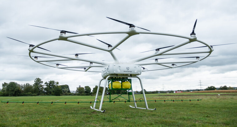 ohn Deere, Volocopter John Deere und Volocopter bauen eine Gross­drohne für die Land­wirt­schaft. Es gibt aber bereits kom­mer­zielle An­bieter, die mit kleineren Drohnen Felder überwachen, düngen und punkt­ge­nau Schädlinge bekämpfen.
