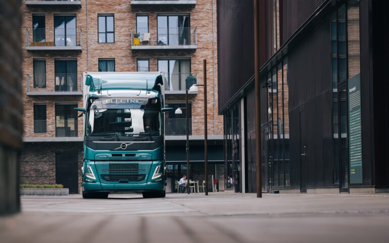 E-LKW von Volvo in der Stadt.