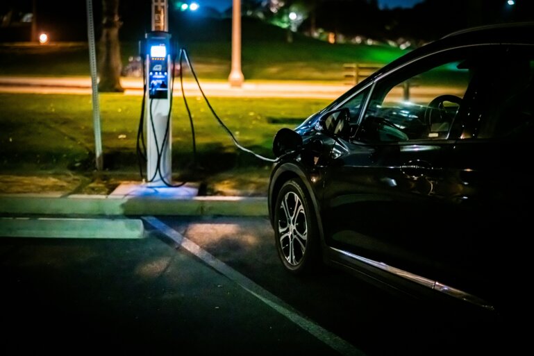 E-Auto laden bei Nacht.
