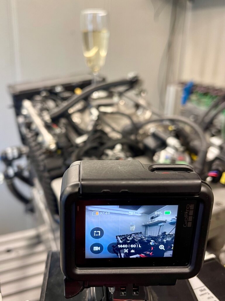 Neuer Minimotor mit Champagnerglas.