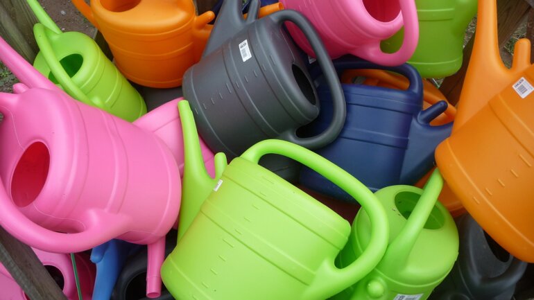 Giesskannen aus Plastik.