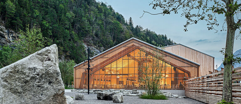 alp architektur lischer partner ag Luzern, Roger Frei In der neuen Gotthard-Autobahnraststätte in Erstfeld kommt Holz ideal zur Geltung.