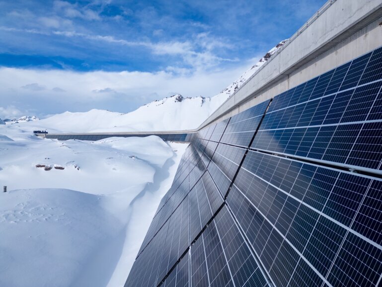 AlpinSolar - eine Seitenansicht in Winterlandschaft.