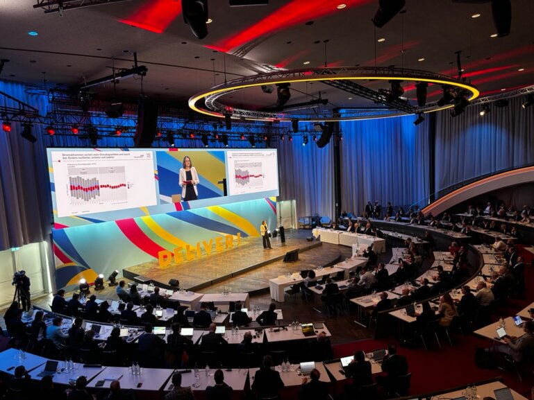 Nadine Brauchli bei ihrer Rede am Stromkongress 25