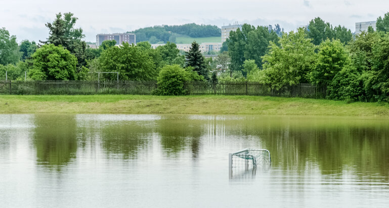 iStock / Taisiia Shestopal on Unsplah Klimatische Extrem­ereig­nisse wie Über­schwem­mungen kommen heute welt­weit viermal häufiger vor als vor 40 Jahren.