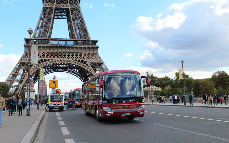 Ein Yutong-Bus beim Eiffelturm in Paris.