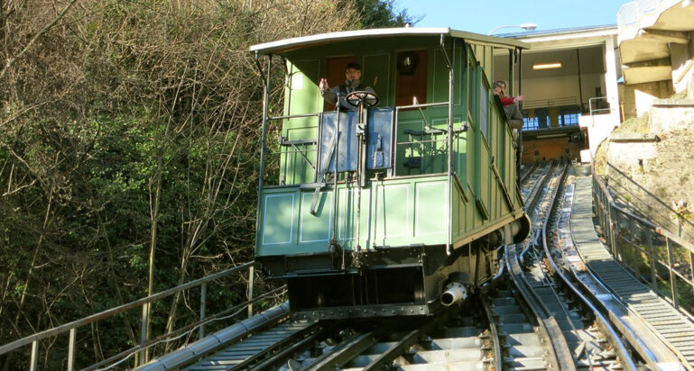 zVg standseilbahnen.ch / zVg Davos Klosters Tourismus, Stefan Schlumpf Das «Funi» von Fribourg wurde 1898 kom­plett von der da­ma­li­gen Giesserei Bern, der späteren Von Roll ge­baut. Die Anla­ge ist eine Wasser­ballast­bahn, bei der im oberen Wagen ein Tank mit Wasser ge­füllt wird um den unteren hochzuziehen.