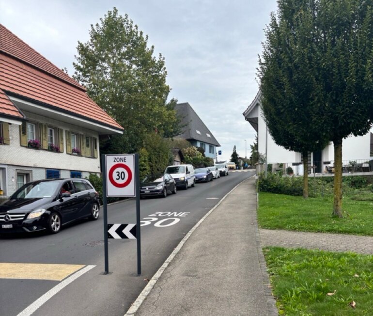 Dorfszene. Leere Strasse.