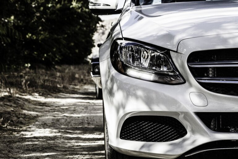 Front Mercedes auf einem Waldweg.