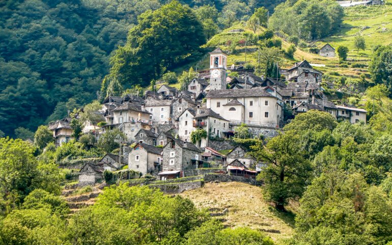 Ester Abate, CC BY-SA 3.0, commons.wikimedia.org / iStock / zVg Corippo Albergo Diffuso