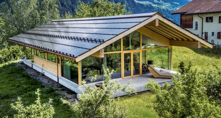 zVg Solaragentur / Adrian Fischer, Adam Mork Das Haus Brunner-Bapst in Waltensburg GR der Architekten Bearth & De­plazes erhielt den Norman Foster Solar Award. Es erzeugt achtmal so viel Strom, wie es selber braucht.