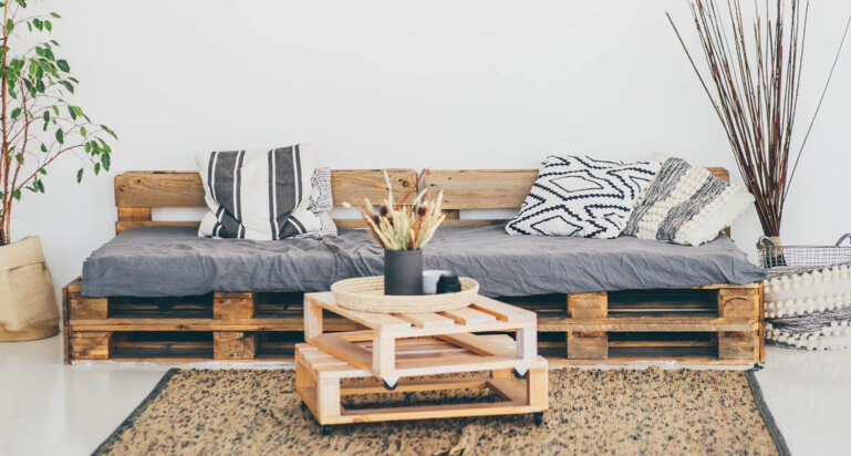 iStock Die vielseitigen Lastenträger taugen auch für Sideboards und vieles mittlerweile hat sich eine veritable Industrie gebildet, die Kissen nach Europaletten-Massen liefert und Bauanleitungen ins Internet stellt.