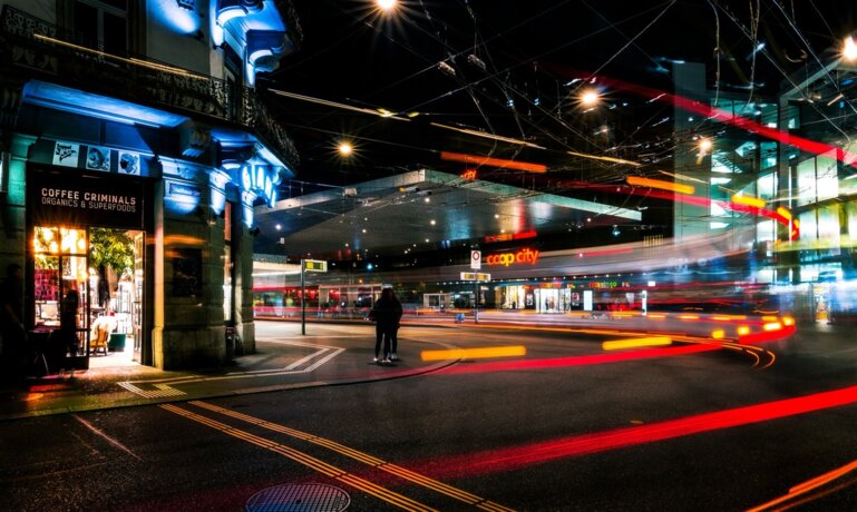 Winterthurs HB bei Nacht.