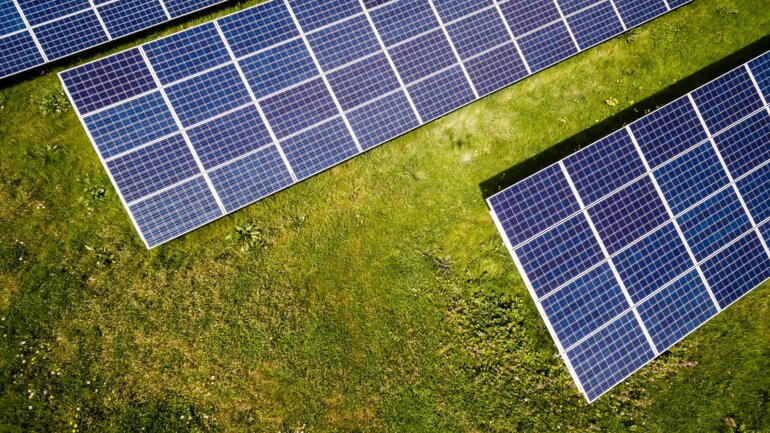 Solarpanels auf Rasen, von oben fotografiert.