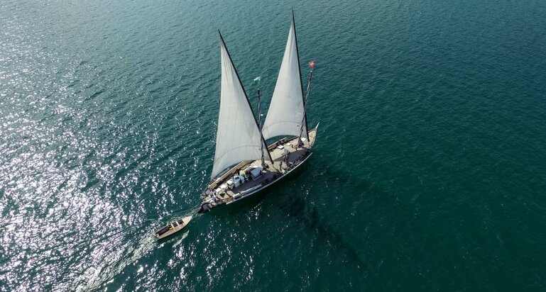 zVg La Demoiselle, Association La Barque des Enfants Die «Demoiselle» ist ein originalgetreuer Nachbau einer traditionellen Léman-Barque.