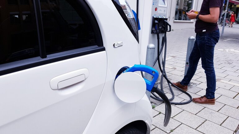 Auto wird aufgeladen.