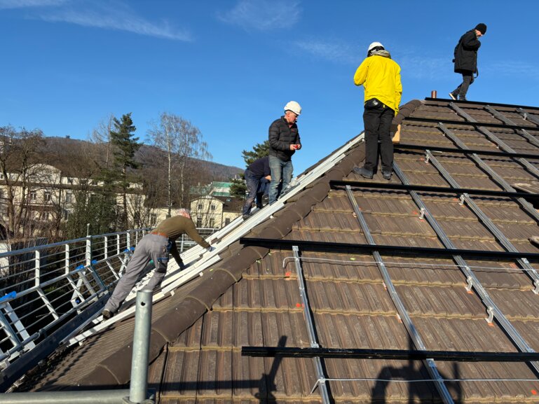 Selbstbauprojekte lohnen sich. Der Hauseigentümer arbeitet auf dem Dach mit.