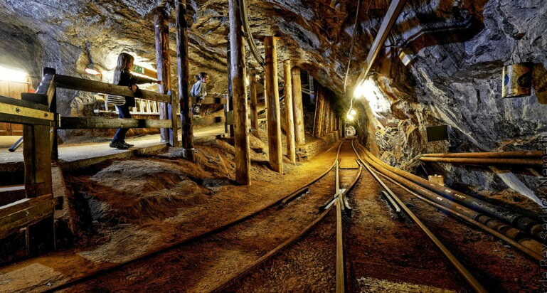 zVg Saline de Bex, Sedrick Nemeth Das Salzbergwerk von Bex erzählt die Geschichte eines unserer wichtigsten Lebens­mittel. Mit dem Gruben­bähnchen geht es tief in den Berg. Drinnen gibts alte und neue Technik, aber auch ein modernes Tagungszentrum.